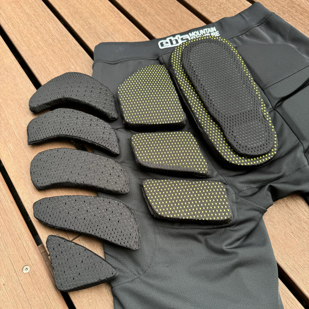 スノーボード アクセサリー イービーエス EBS HIP PROTECT XRD BLACK 25-26 送料無料 日本正規品 予約商品 店頭受け取り可能
