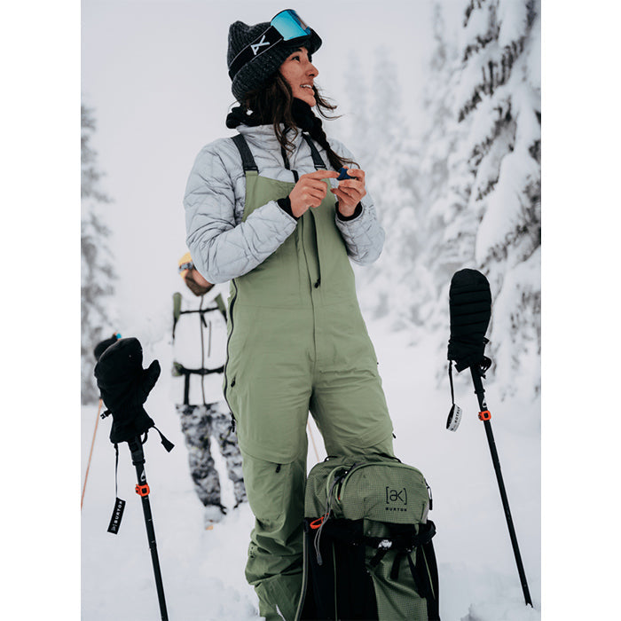 日本正規品 スノーボード ウェア バートン パンツ 23-24 BURTON WOMEN'S [AK] KIMMY GORE-TEX 2L BIB PANTS Hedge Green ウィメンズ ビブパンツ